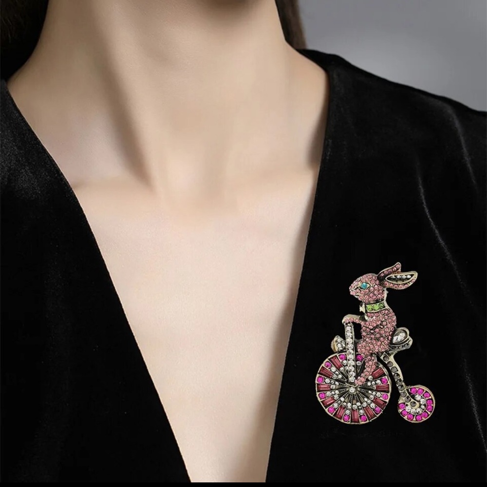 Women Rabbit Retro Crystal Brooch